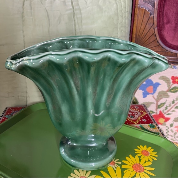 USA Pottery Fan Vase - Picture 4 of 10